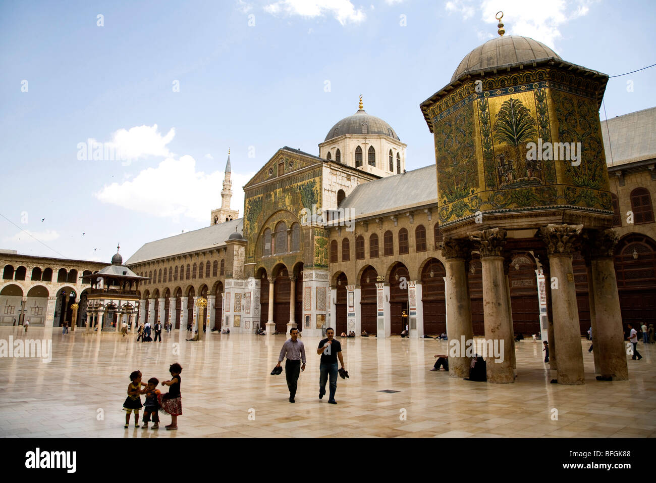 Personnes visitant la mosquée Omeyyade, Damas, Syrie, Moyen-Orient. Monument islamique et célèbre monument syrien Banque D'Images