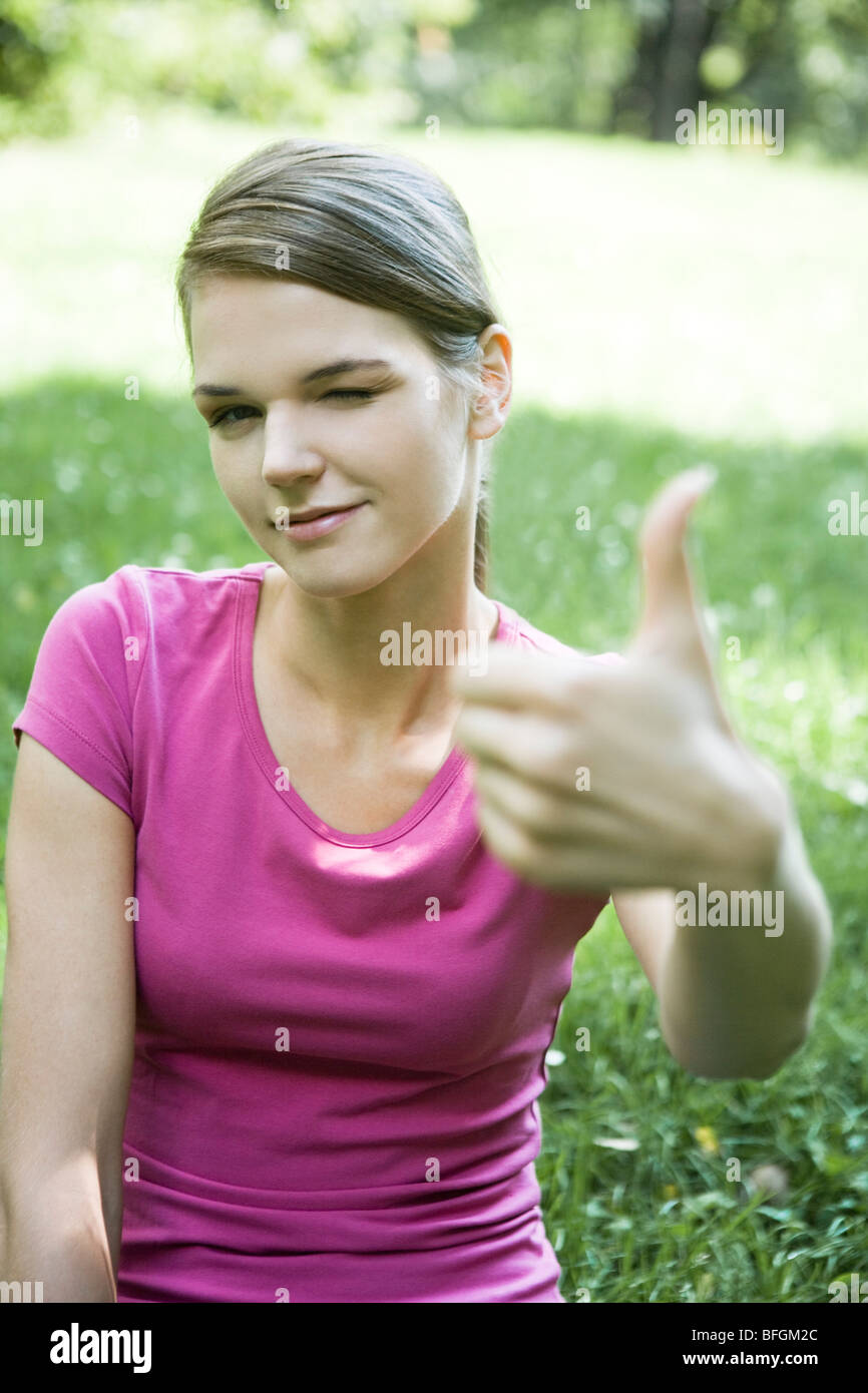 Jeune femme avec thumb up Banque D'Images