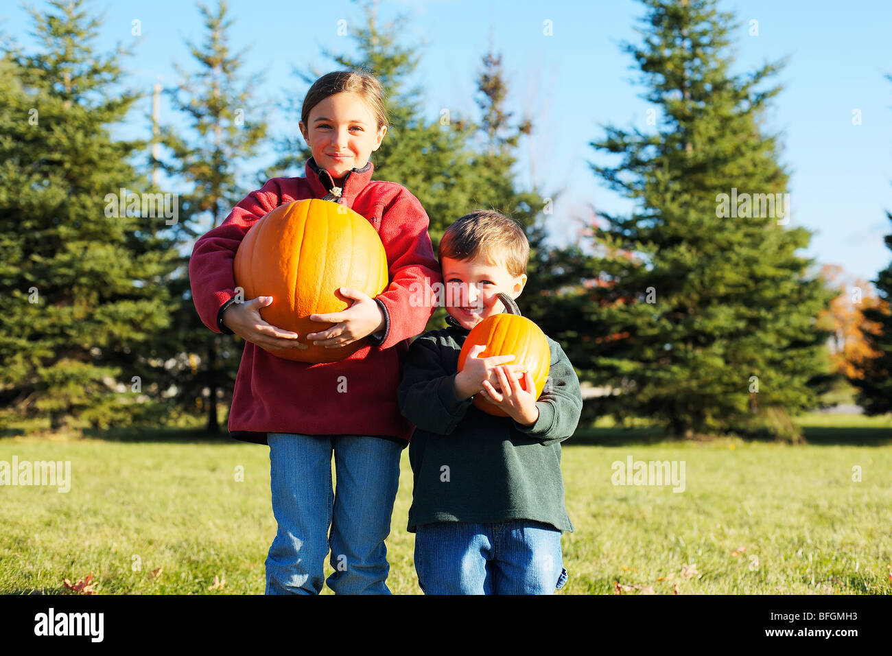 Brother and sister holding pumpkins, King City, Ontario Banque D'Images