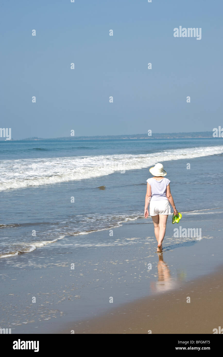 Rear view of woman walking on Beach, Mexique Banque D'Images