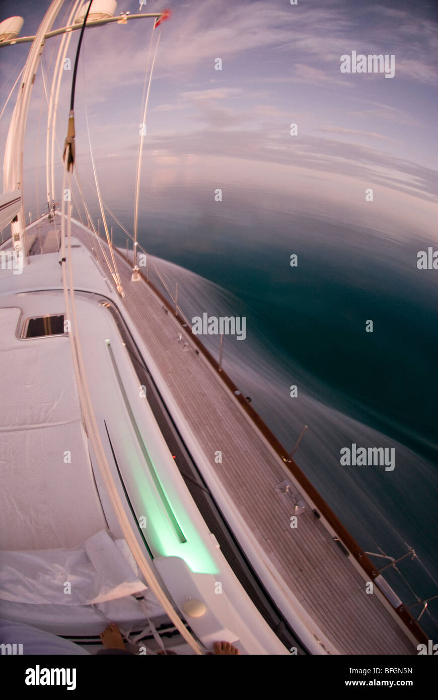 Le yacht à Atlanta se dirige vers l'ouest à travers la banque Exuma aux Bahamas à l'aube Banque D'Images
