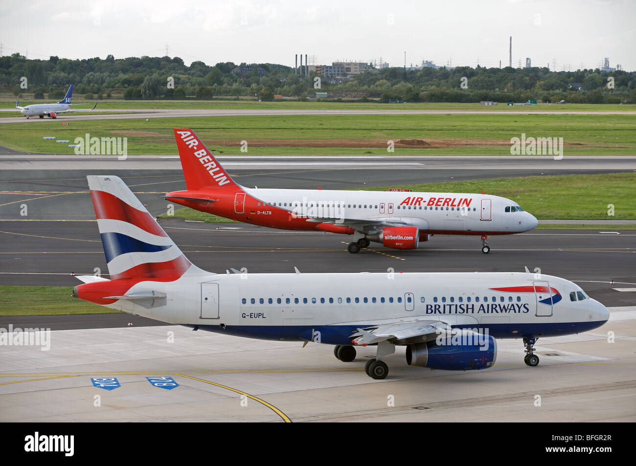 British Airways et Air Berlin Airbus A319, l'Aéroport International de Düsseldorf, Allemagne. Banque D'Images