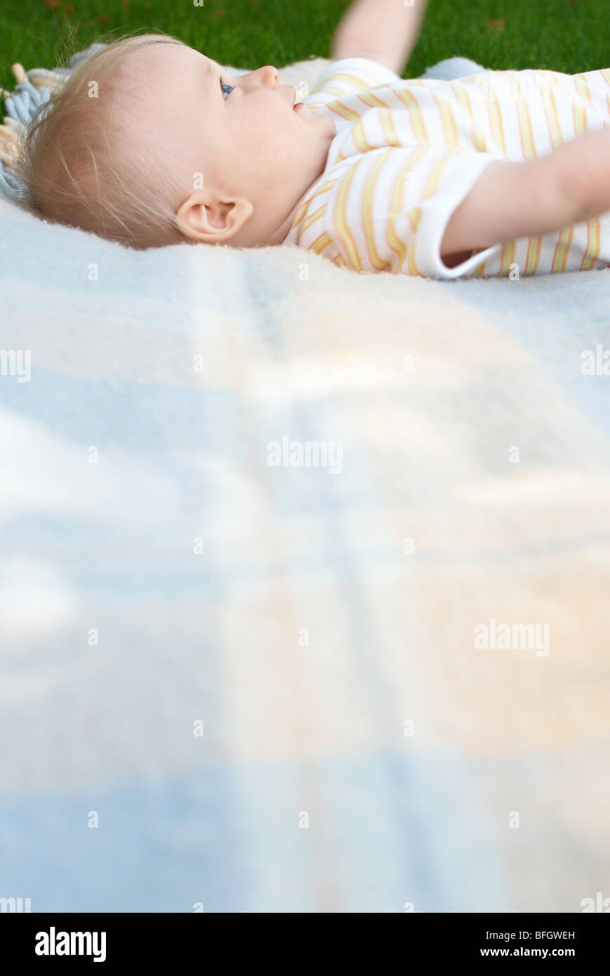 Baby Lying on Blanket Banque D'Images