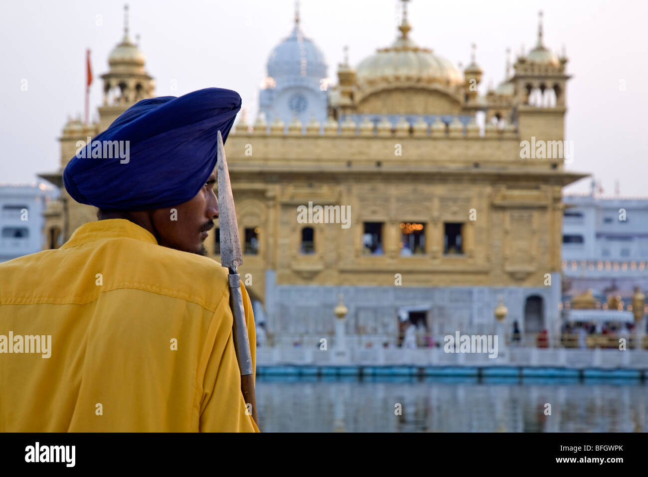 Gardien Sikh. Le Temple d'or. Amritsar. Punjab. L'Inde Banque D'Images