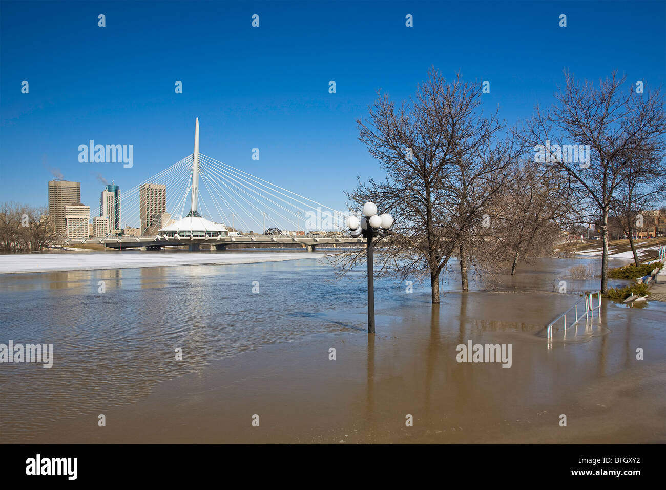 L'inondation du printemps sur la rivière Rouge, Winnipeg, Manitoba, Canada. Banque D'Images