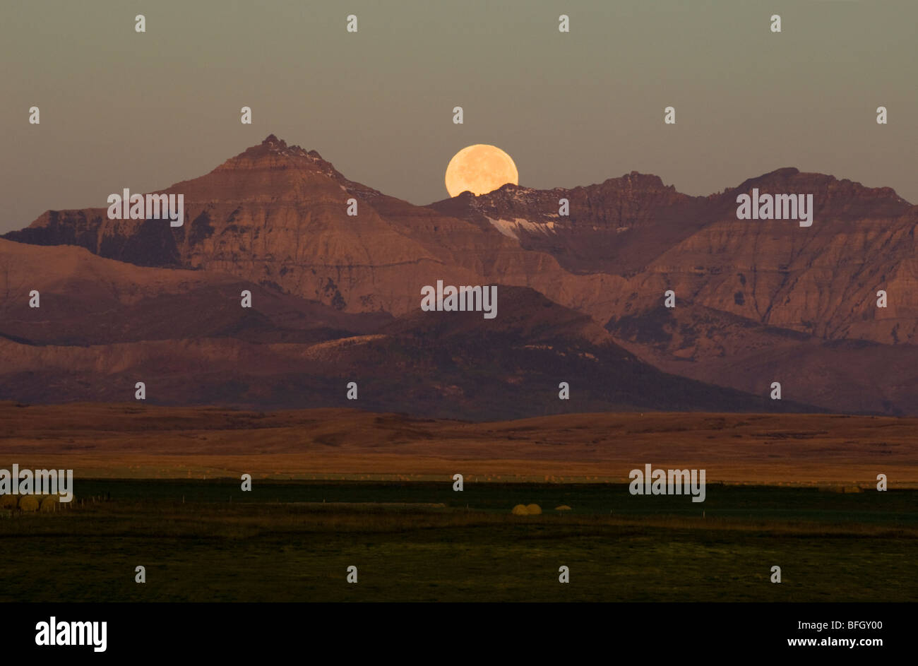 La Lune est le seul satellite naturel de la Terre et le cinquième plus grand satellite du système solaire. Banque D'Images