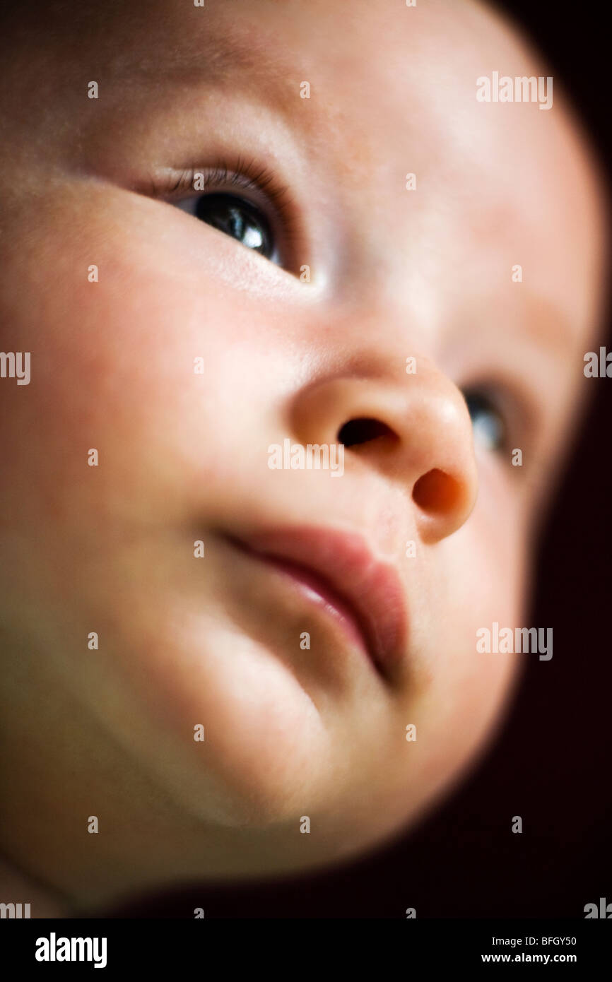 Close up of a 2 mois bébé garçon eurasien Photo Stock - Alamy