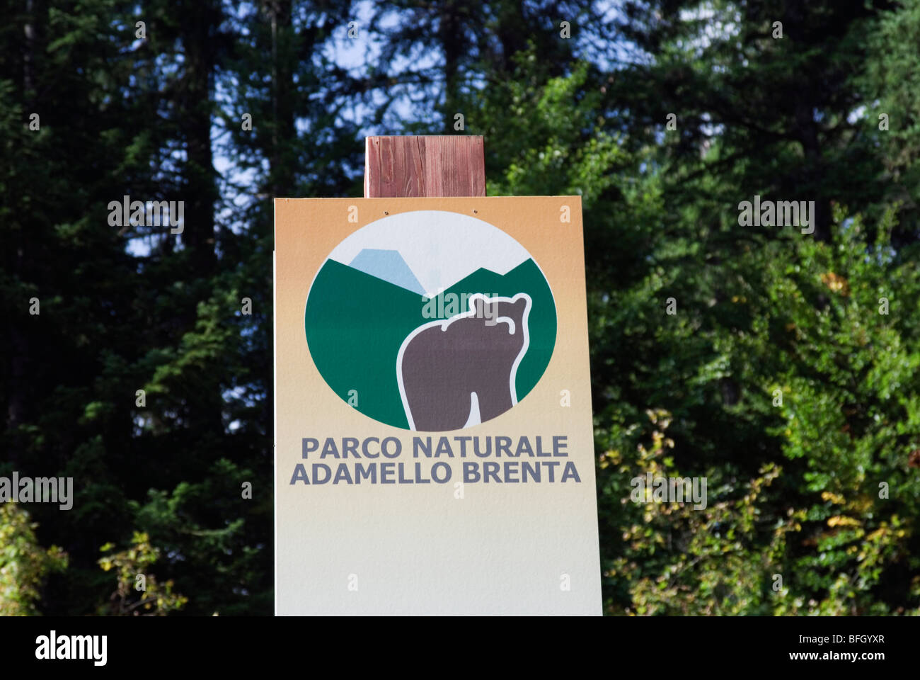 Pancarte avec le symbole de Parc Naturel Adamello Brenta - Trentino - Italie Banque D'Images
