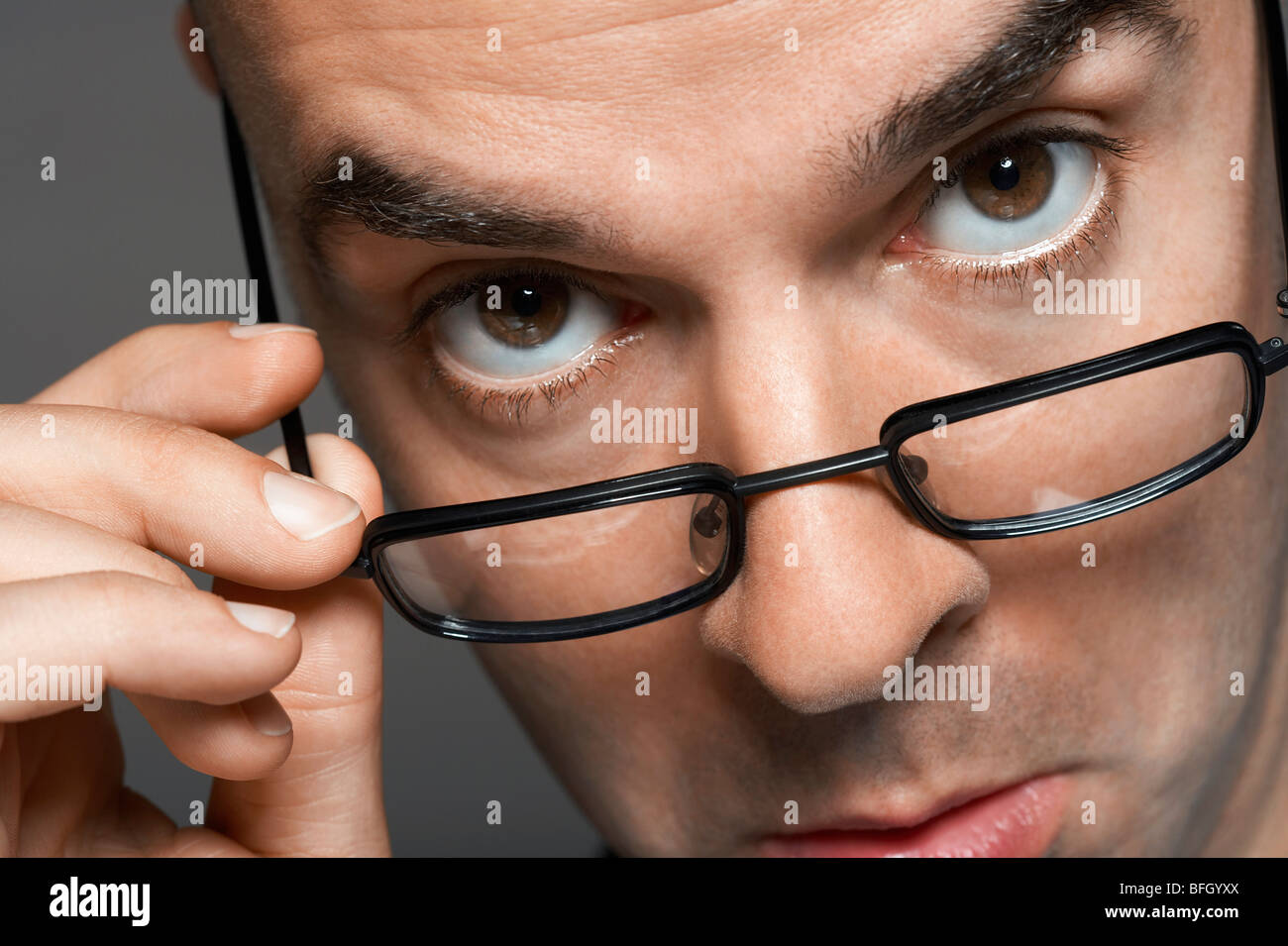 Homme chauve part sur des verres, making a face, close-up Banque D'Images