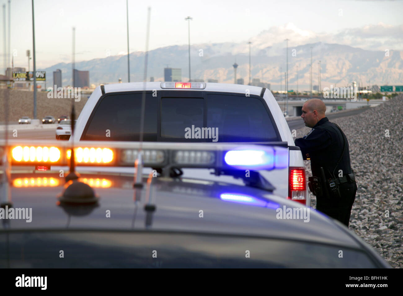 Nevada Highway Patrol State Trooper parlant avec un conducteur arrêté pour une infraction au Code. Banque D'Images