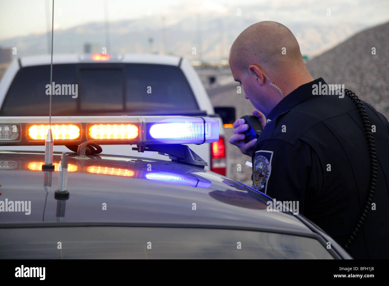 Nevada Highway Patrol State Trooper parlant à la radio après l'arrêt d'un véhicule pour une infraction routière. Banque D'Images