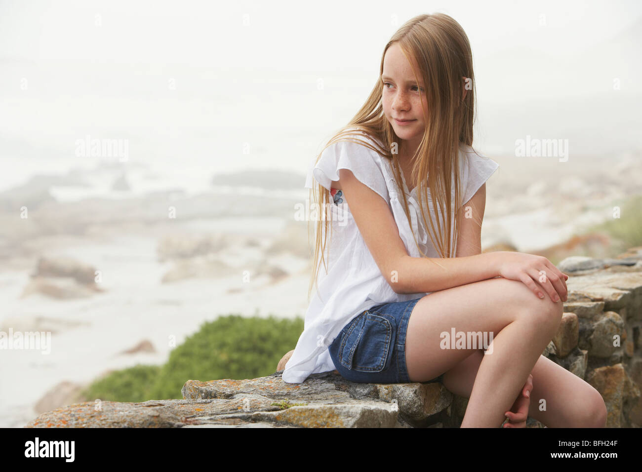 Girl Sitting on Wall Banque D'Images
