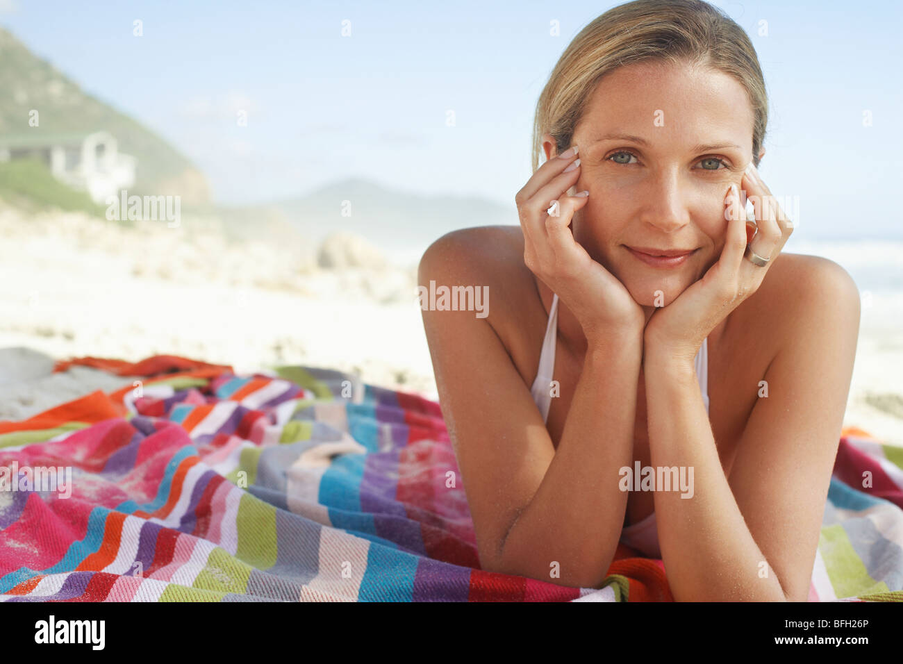 Woman Sunbathing on Beach Banque D'Images