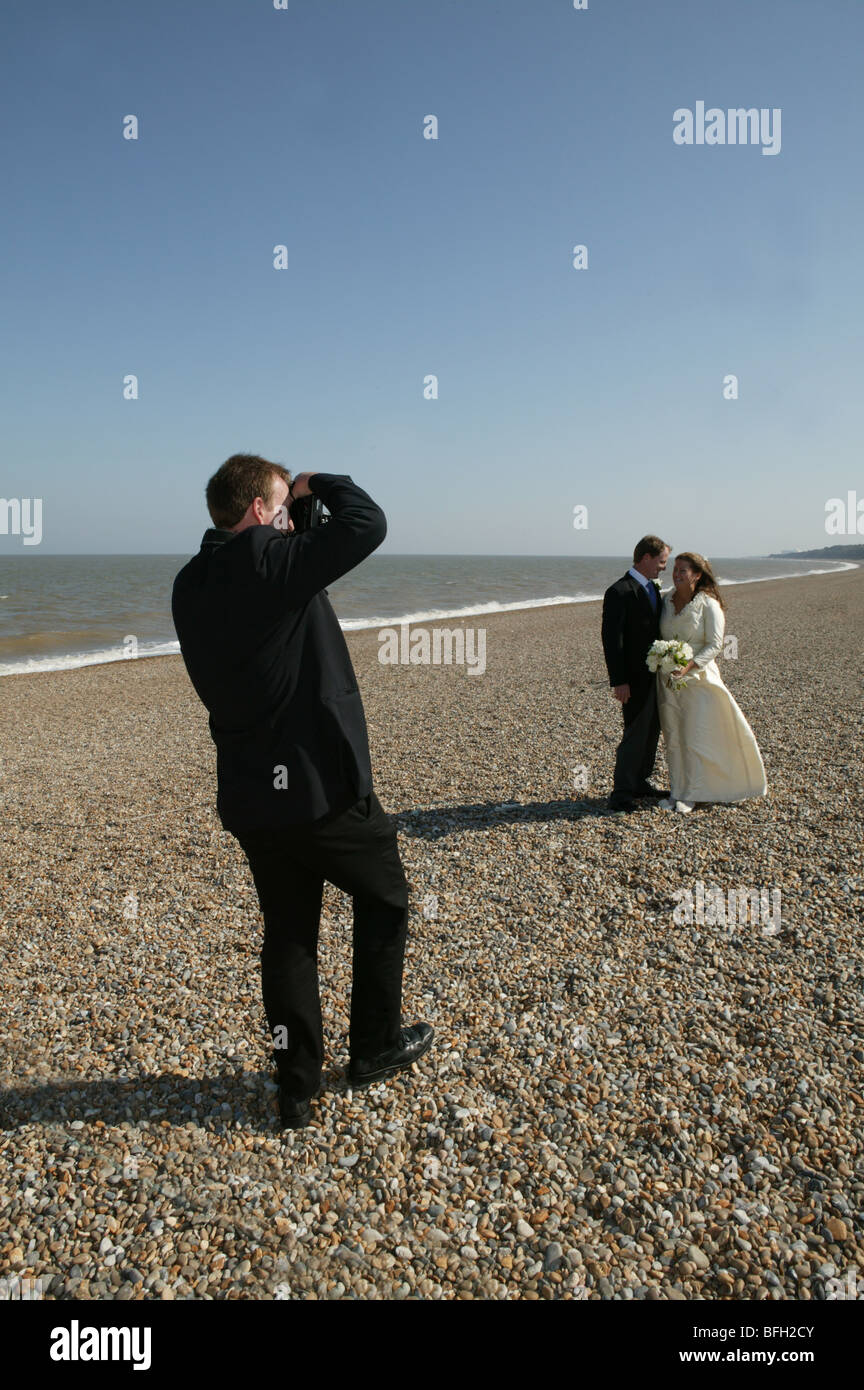 Photographe de mariage la photographie de tir ou d'une femme et un homme sur une plage Banque D'Images