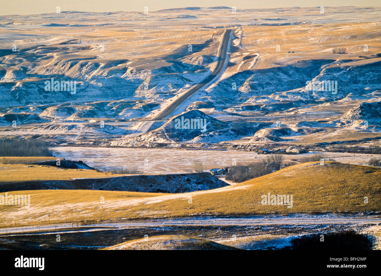 Collines couvertes de neige. Rosedale, les Badlands de l'Alberta, Canada Banque D'Images