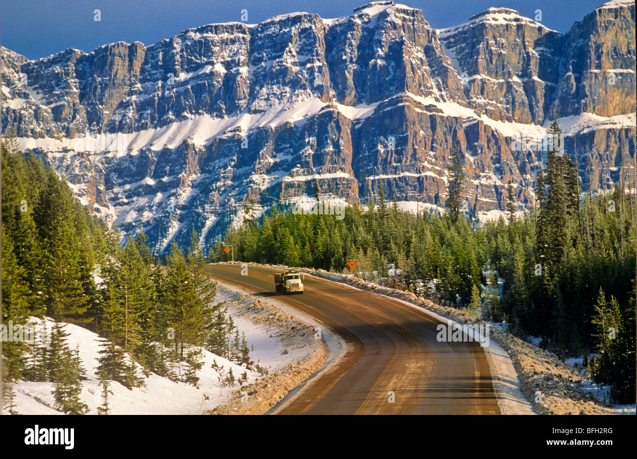 La conduite de camions sur l'autoroute Trans Canada avec Château montagne en arrière-plan. Le parc national Banff, Alberta, Canada Banque D'Images