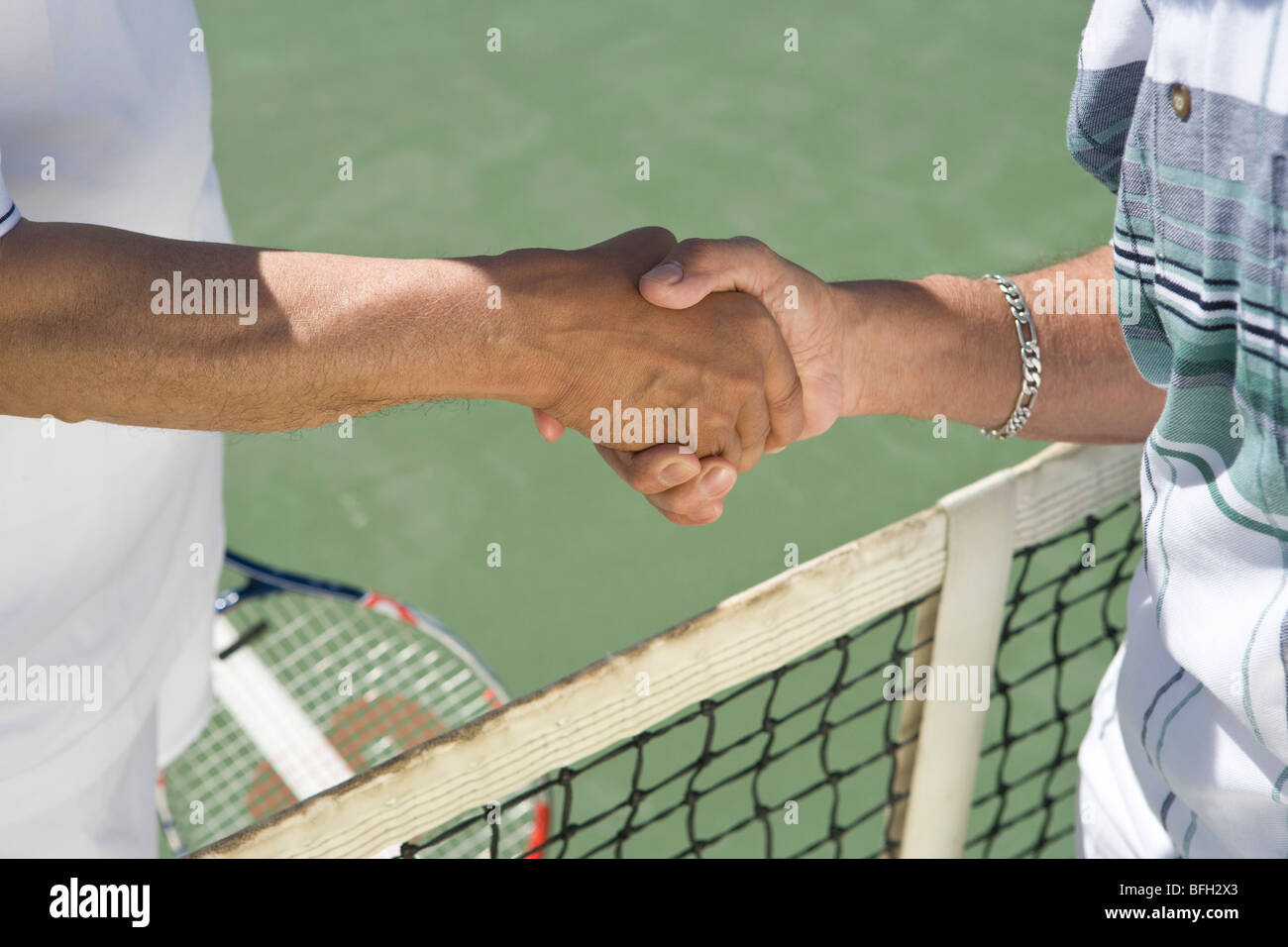 Les joueurs de tennis se serrer la main sur la Banque D'Images