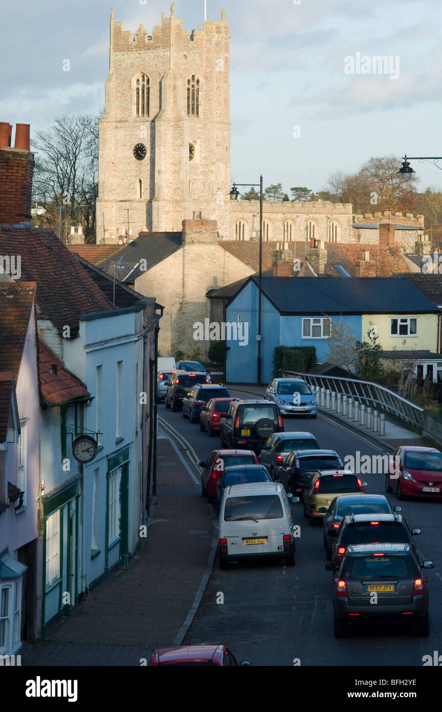 Une file de circulation dans la rue Ballingdon, Sudbury, Suffolk, en Angleterre, au cours de la soirée l'heure de pointe. Banque D'Images