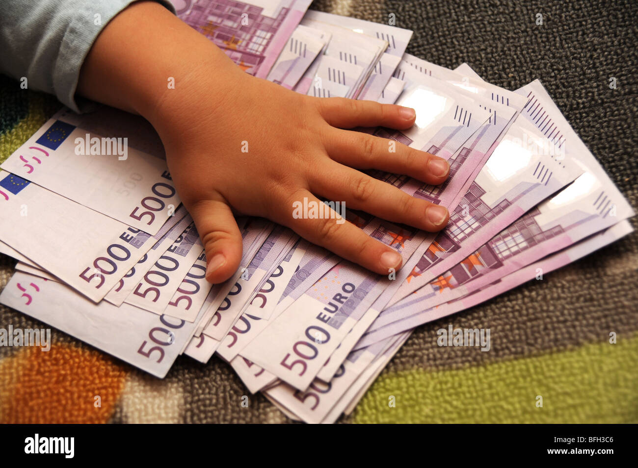 Childs main sur 500 Euro notes Banque D'Images