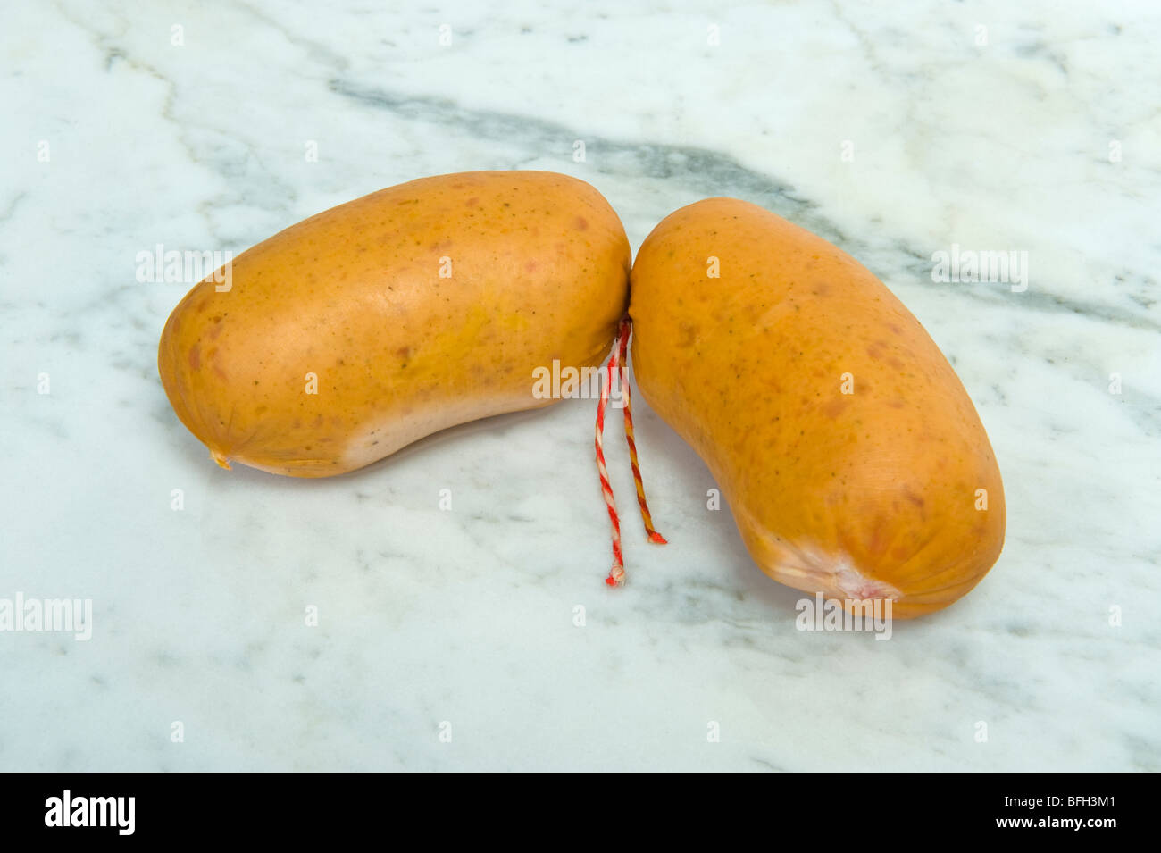 2 petites saucisses hot-dog REGENSBURGER wurst man holding FOOD studio saucisses regensburg Allemagne Bavière traditionnelle repas viande Banque D'Images