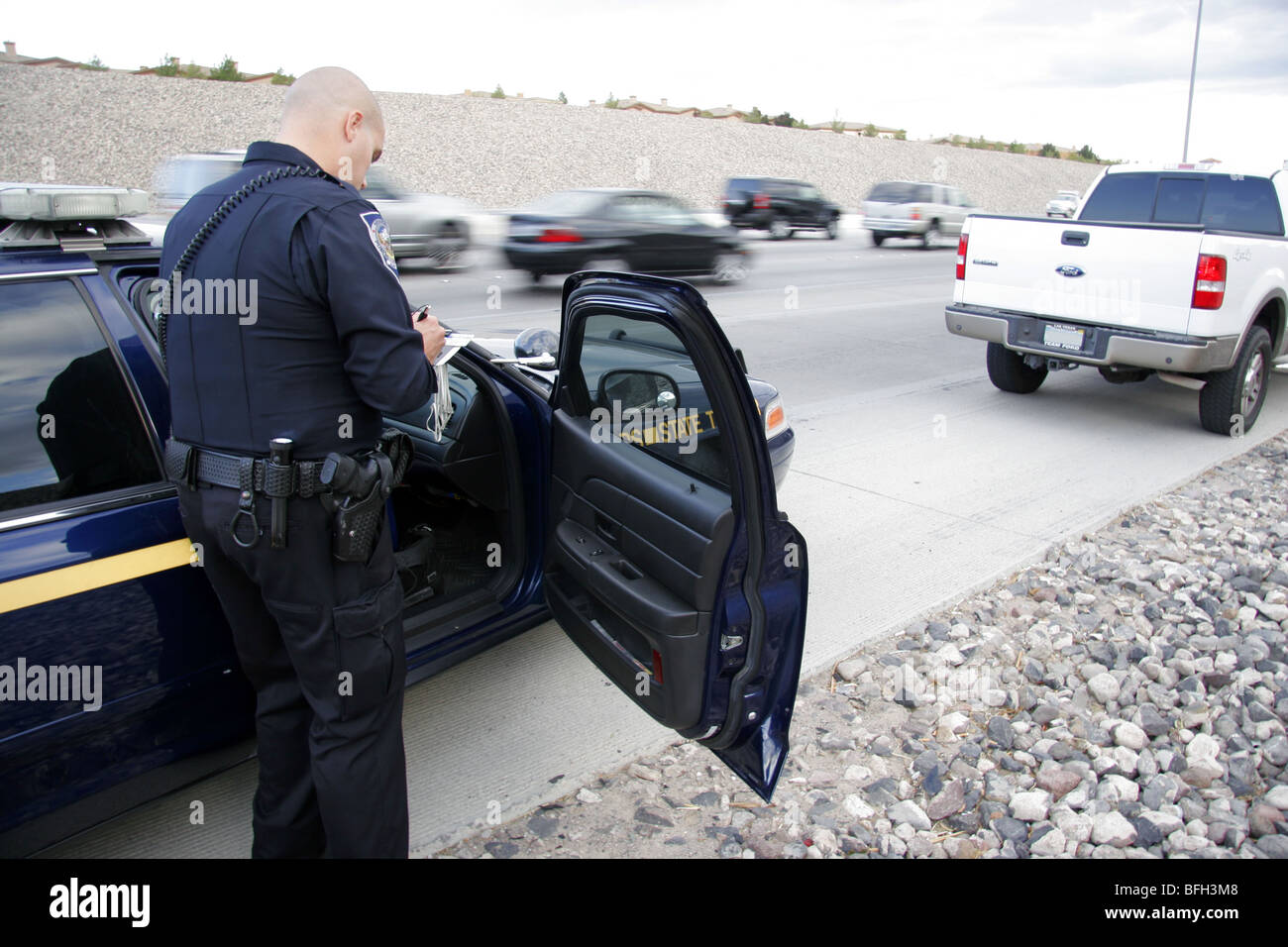 Nevada Highway Patrol State Trooper écrit un billet après l'arrêt d'un véhicule pour une infraction routière. Banque D'Images