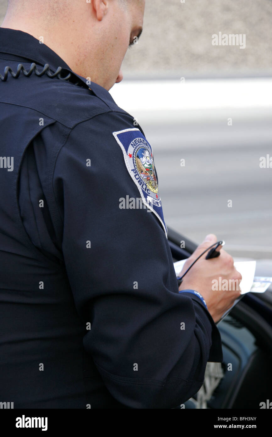 Nevada Highway Patrol State Trooper écrit un billet après l'arrêt d'un conducteur pour une infraction au Code. Banque D'Images
