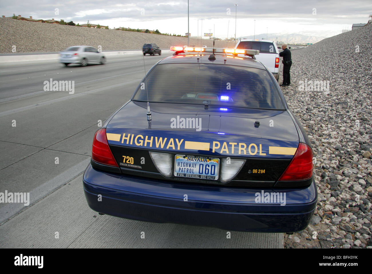 Nevada Highway Patrol State Trooper parlant avec un conducteur arrêté pour une infraction au Code. Banque D'Images