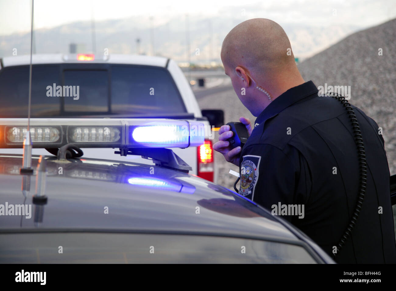 Nevada Highway Patrol State Trooper parlant à la radio après l'arrêt d'un véhicule pour une infraction routière. Banque D'Images