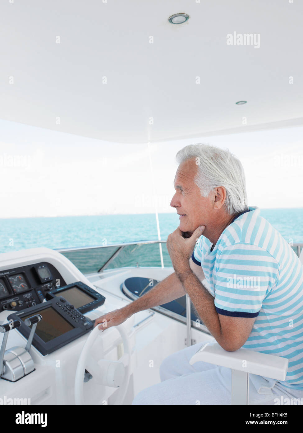 Middle-aged man sitting at, side view Banque D'Images