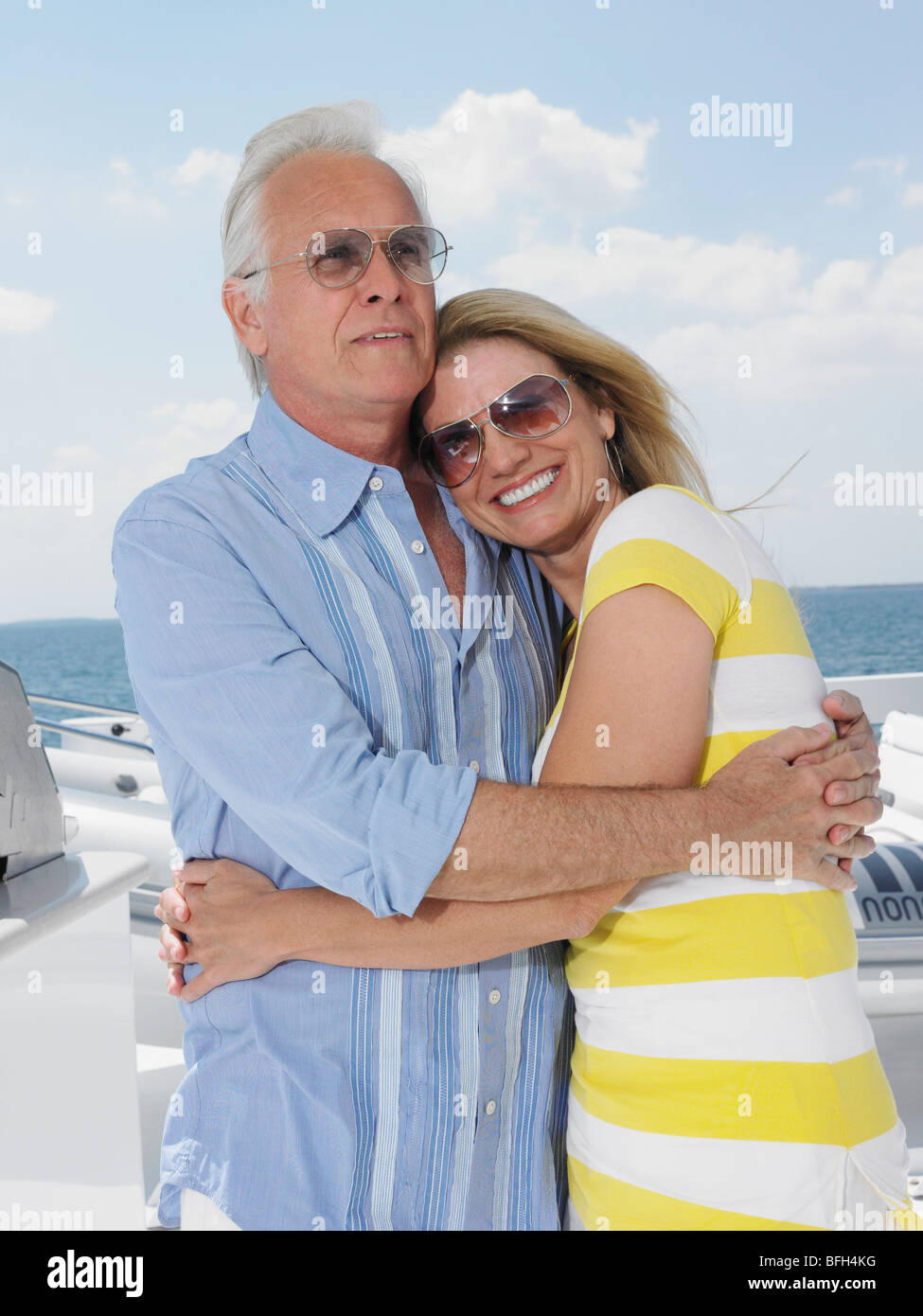 Middle-aged couple embracing on yacht, portrait Banque D'Images