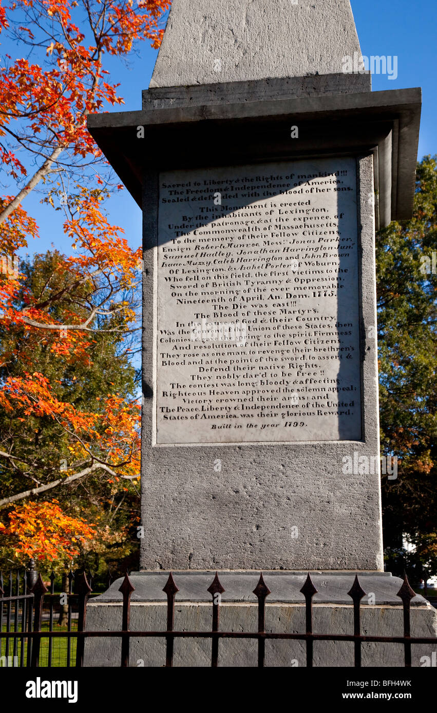 Monument situé sur le Lexington Green honorer ceux qui sont morts au cours de la première bataille de la Révolution américaine - Massachusetts USA Banque D'Images