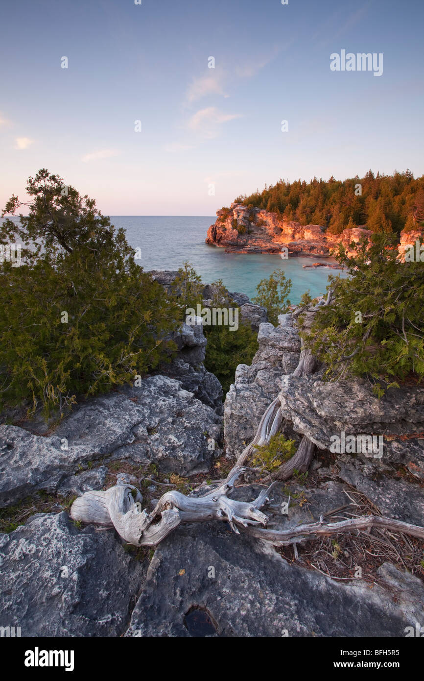 L'anse Indian Head au coucher du soleil sur la côte de la baie Georgienne de la péninsule Bruce. Banque D'Images