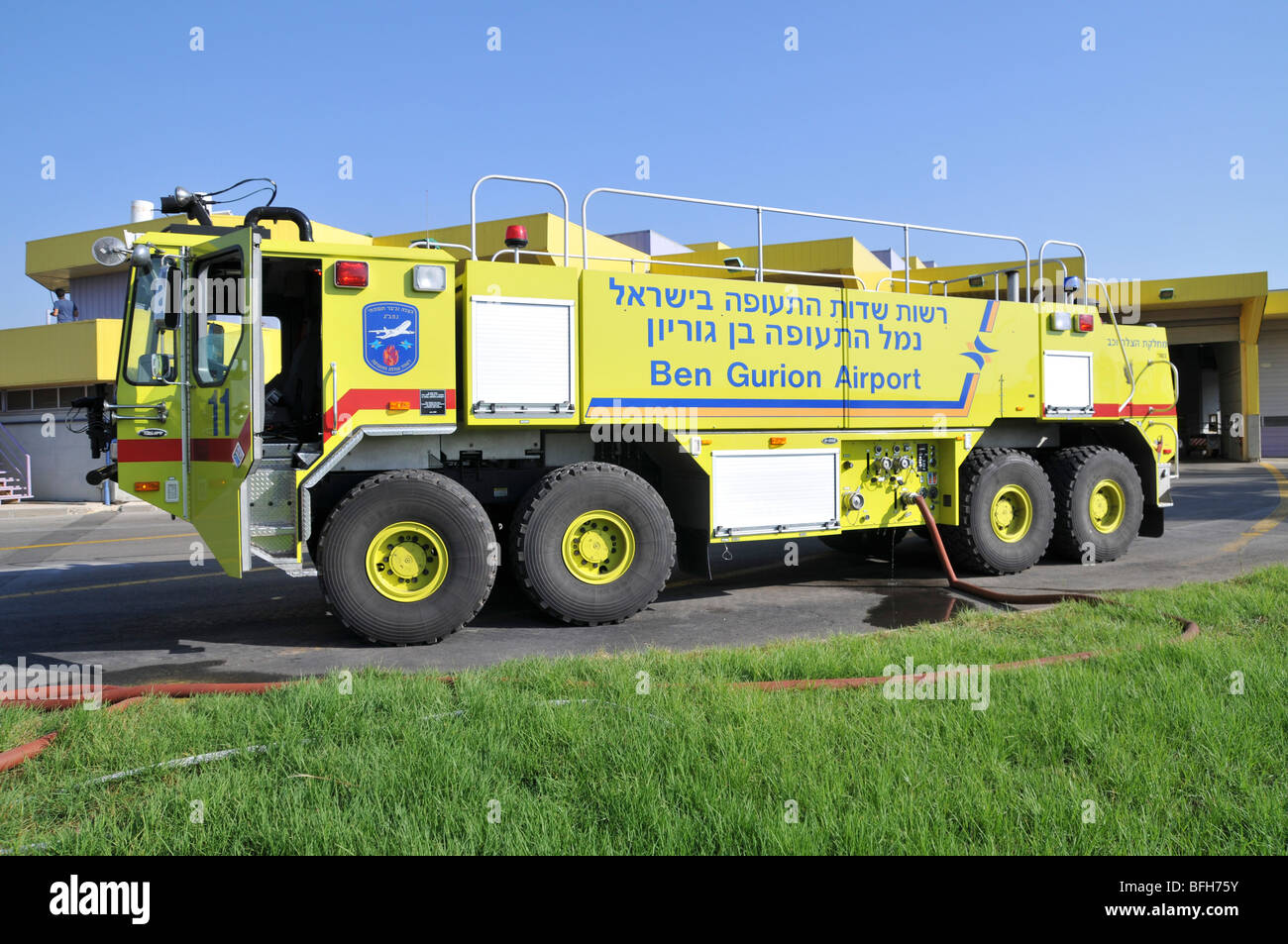 L'aéroport international Ben Gourion, Israël un camion d'incendie sur le prêt près de la piste Banque D'Images