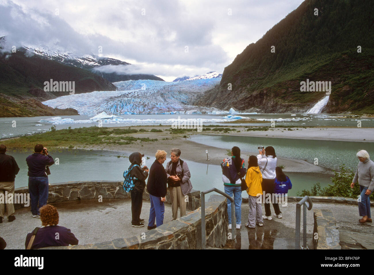 Rivière de glace gelé la neige fondre le réchauffement de la retraite bleu Banque D'Images