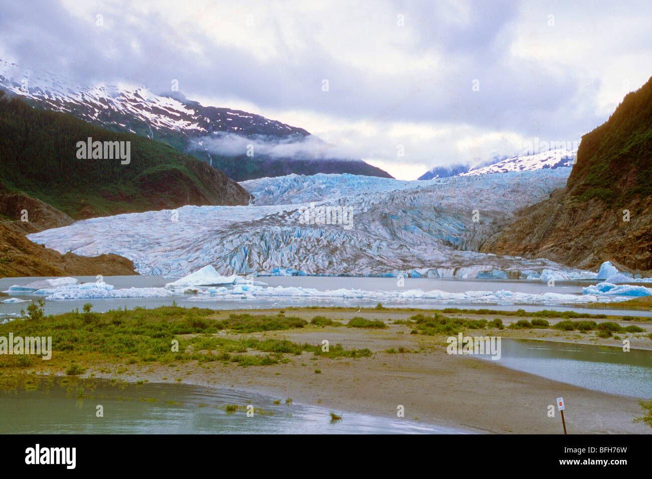 Rivière de glace gelé la neige fondre le réchauffement de la retraite bleu Banque D'Images