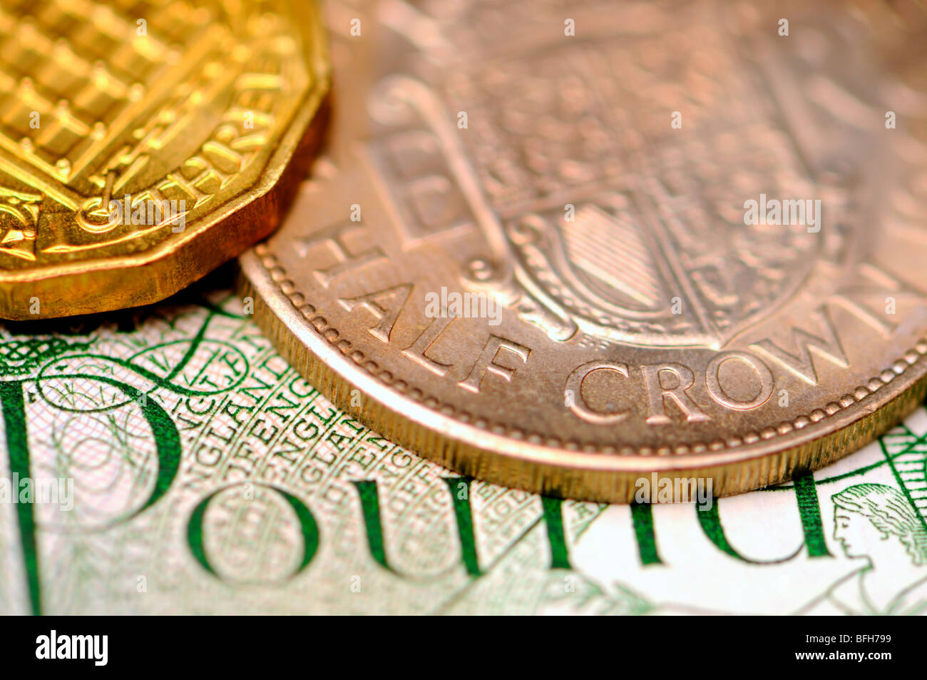La devise britannique décimal : demi-couronne et trois pence pièce sur Pound Note Banque D'Images