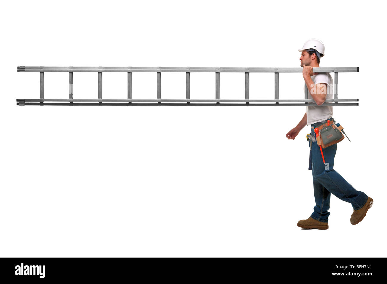 Builder transportant une échelle avec personne à l'autre extrémité, isolé sur fond blanc avec plein de copier l'espace. Banque D'Images