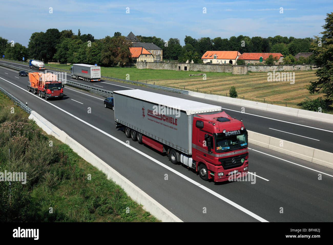 D-Melle, Hase, Hase valley, d'autre, Hunte, réserve naturelle au nord de Teutoburg Wiehengebirge, Osning, Osnabrück Pays, Basse-Saxe, D-Melle-Gesmold, voitures sur l'autoroute A30, dans l'arrière-plan château Gesmold, renaissance, siège de pays Banque D'Images