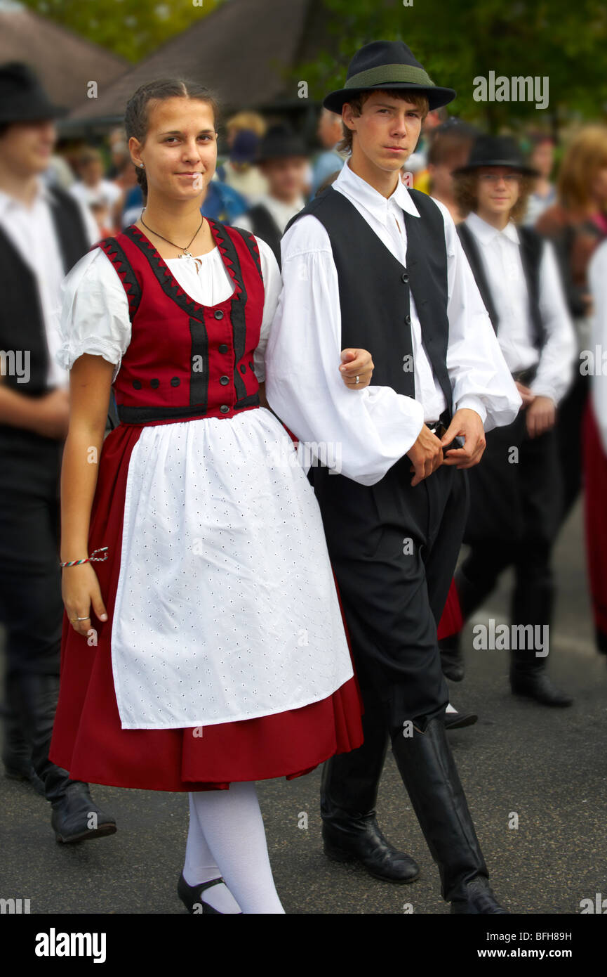 Hongrois en robe folklorique lors d'une fête des vendanges Banque D'Images