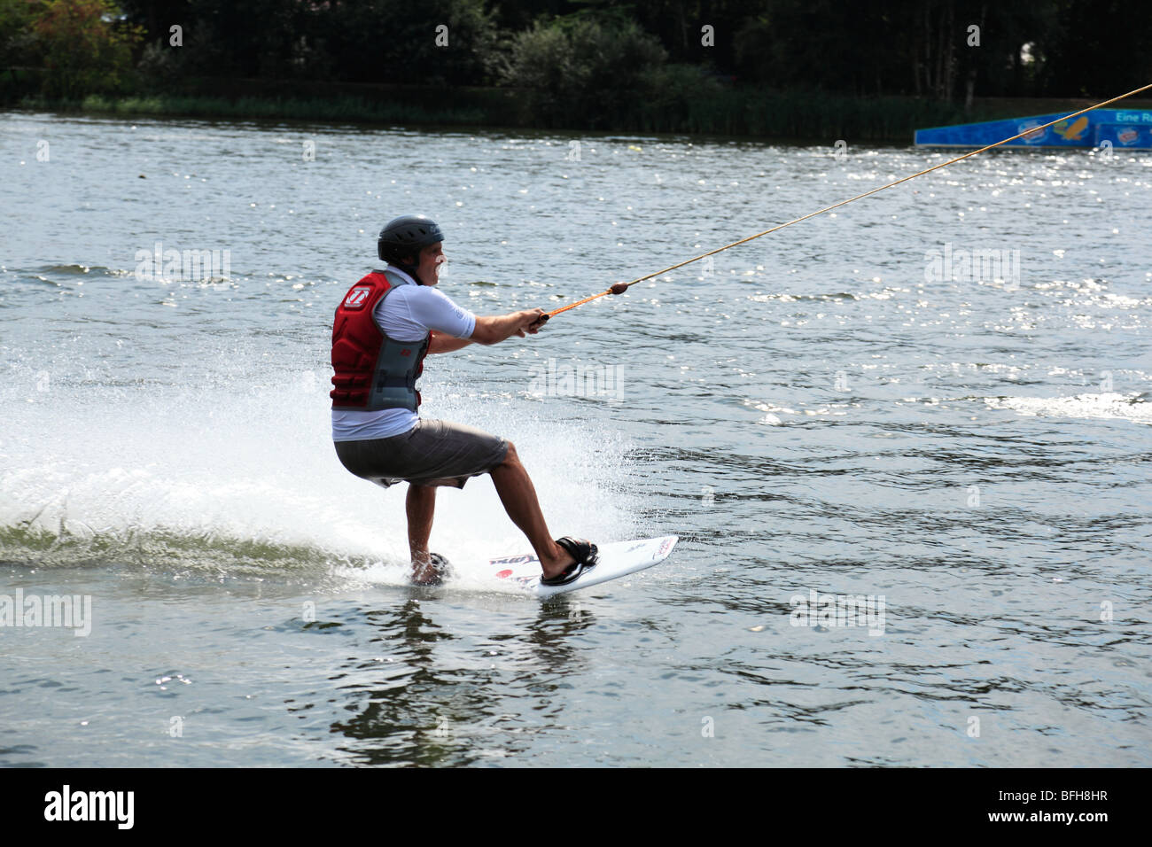 D-Rieste, Commune Bersenbrueck, Hase, Hase valley, Bramgau, Osnabrück, pays du nord de la réserve forestière Teutoburgian Wiehengebirge, Basse-Saxe, Alf, lac Alfsee StrandArena, ski nautique, jeune homme Banque D'Images