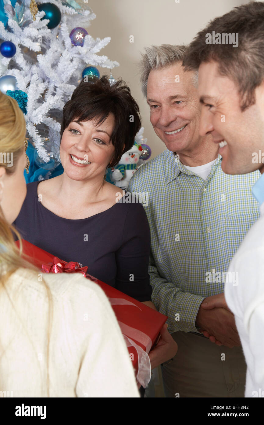 Couple et couple in front of Christmas Tree Banque D'Images