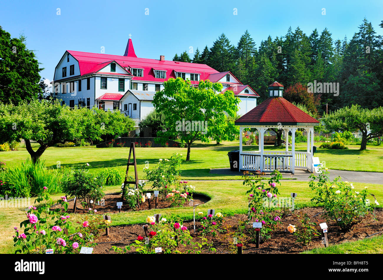 Gazebo et jardins de Providence Farm dans la région de Duncan, en Colombie-Britannique. Banque D'Images