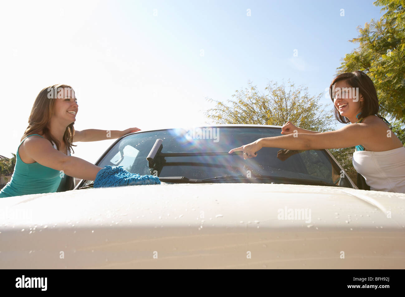 Deux jeunes femmes washing car Banque D'Images