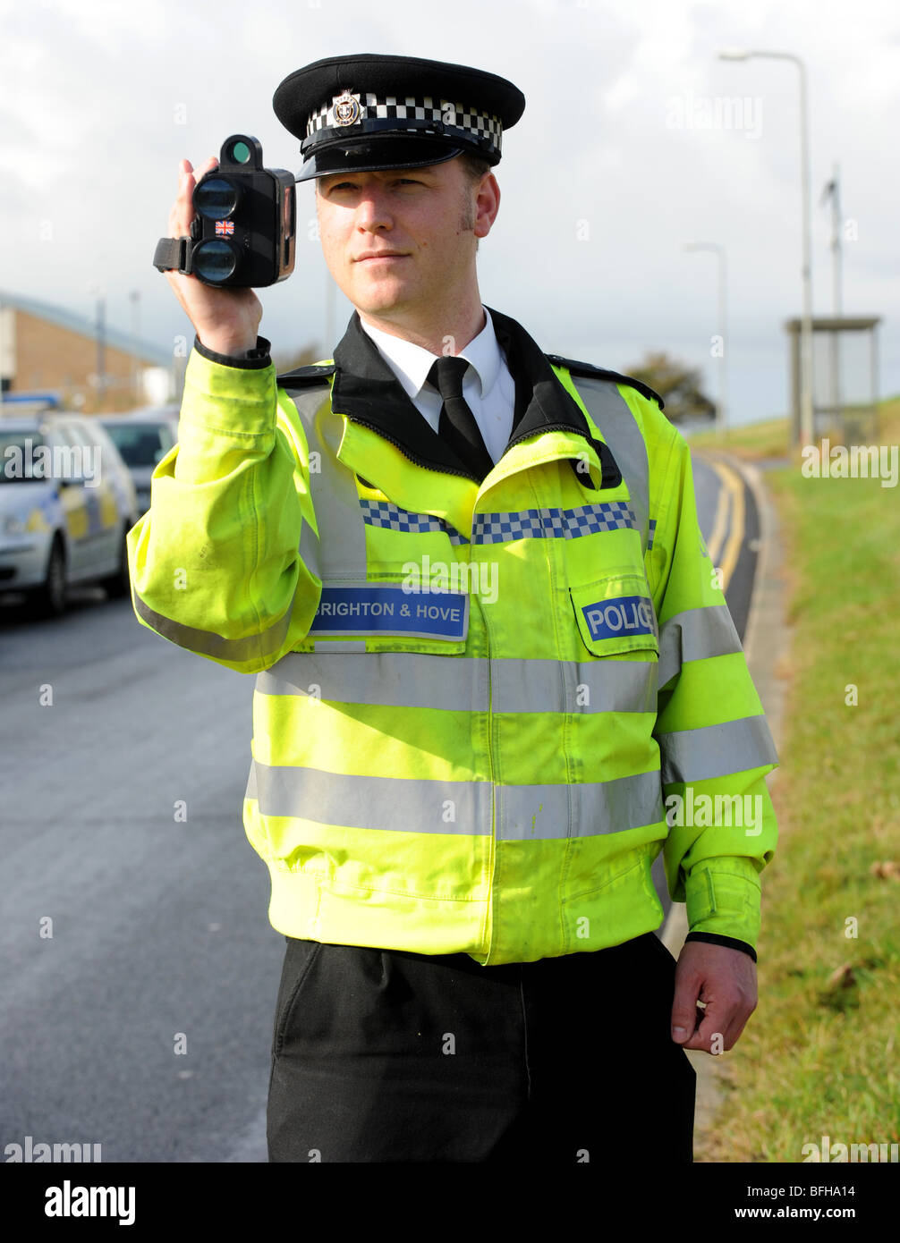 Un policier de la police de Sussex utilise une caméra de vitesse sur le côté d'une route très fréquentée Banque D'Images