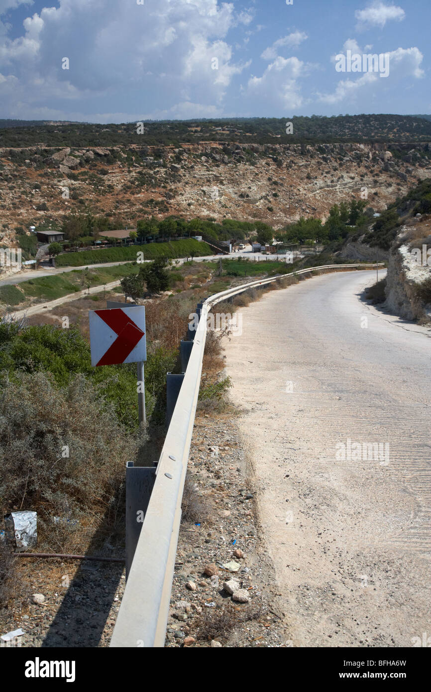 Route de montagne escarpée jusqu'à la fin de la route à White River canyon péninsule d'Akamas république de Chypre Europe Banque D'Images