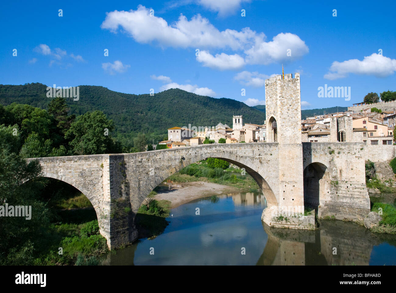 Pont médiéval sur la rivière Fluvia.Besalu. La Garrotxa . Province de Gérone. La Catalogne . Espagne Banque D'Images