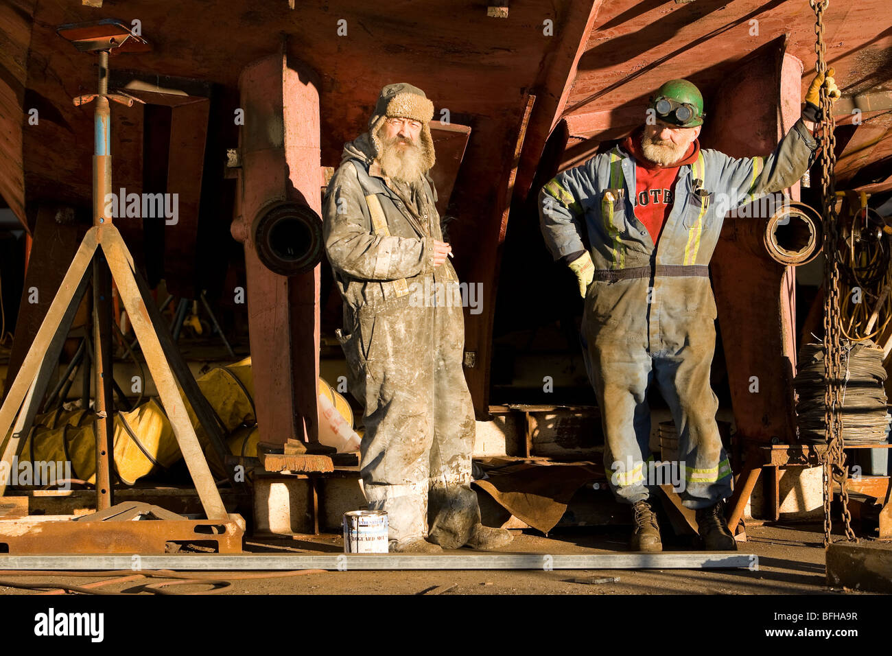 Bateau-peintre soudeur et vous détendre lors d'une pause tandis que repose un remorqueur dans un chantier à Campbell River. Vancouver Island Britis Banque D'Images