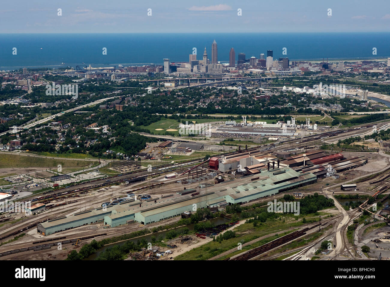 Vue aérienne au-dessus du centre-ville d'aciéries de Cleveland Ohio du Lac Érié Banque D'Images
