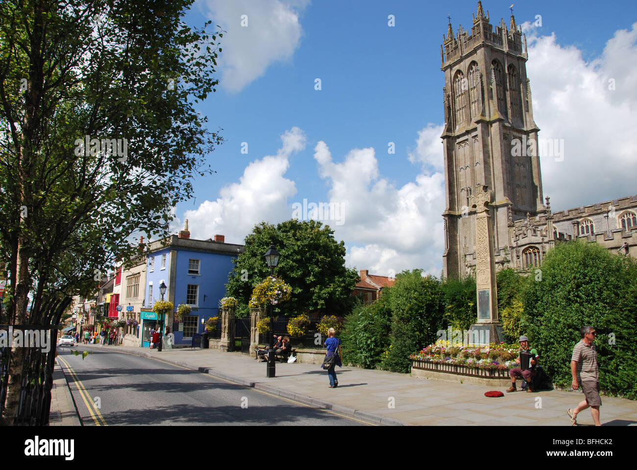 Glastonbury High Street avec l'église de St Jean le Baptiste Angleterre Somerset Banque D'Images