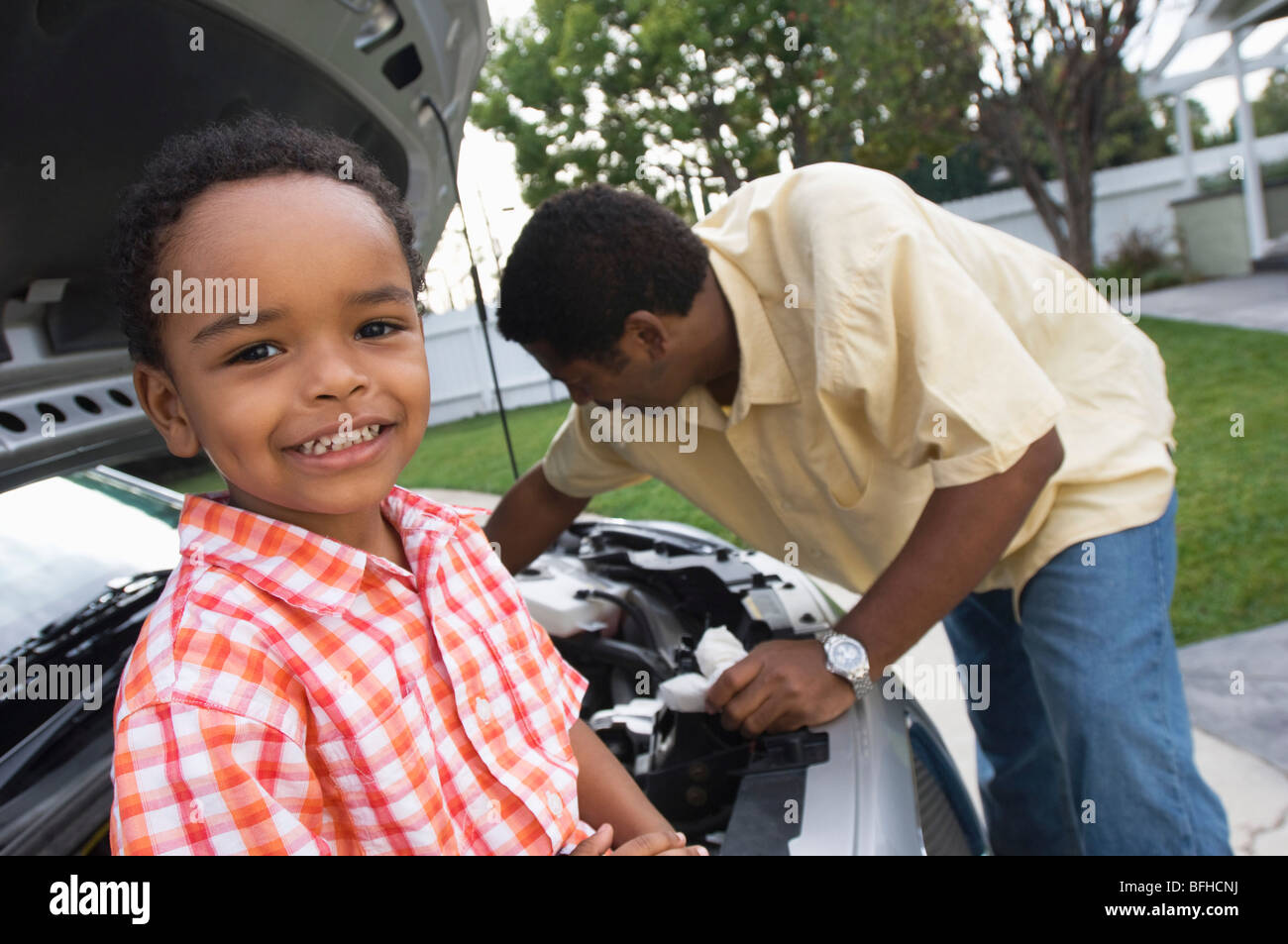 Père et fils (5-6) la réparation de moteur de votre voiture Banque D'Images